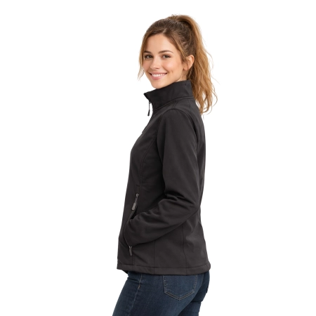 Kurtka Damska Softshell Z Kieszeniami Zapinanan Na Zamek Kolor Czarny Widok Z Boku Kurtka Damska Softshell Z Kieszeniami Zapinanan Na Zamek Kolor Czarny Widok Z Boku