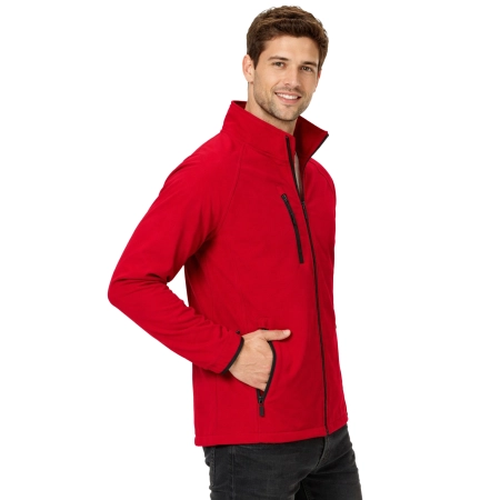 Kurtka Meska Softshell Z Kieszeniami Zapinana Na Zamek Kolor Czerwony Widok Z Boku Kurtka Meska Softshell Z Kieszeniami Zapinana Na Zamek Kolor Czerwony Widok Z Boku